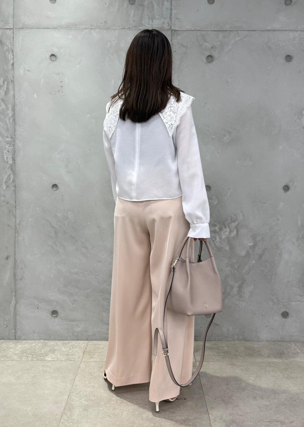 ピンク系のその他パンツ、ホワイト系のシャツ/ブラウスを着用したレディースの春コーディネートの4枚目の写真