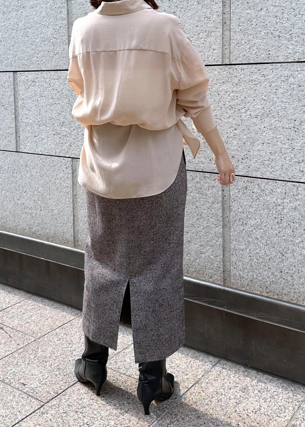 ブラウン系のスカート、ピンク系のシャツ/ブラウス、ベージュ系のショルダーバッグを着用したレディースの秋コーディネートの9枚目の写真