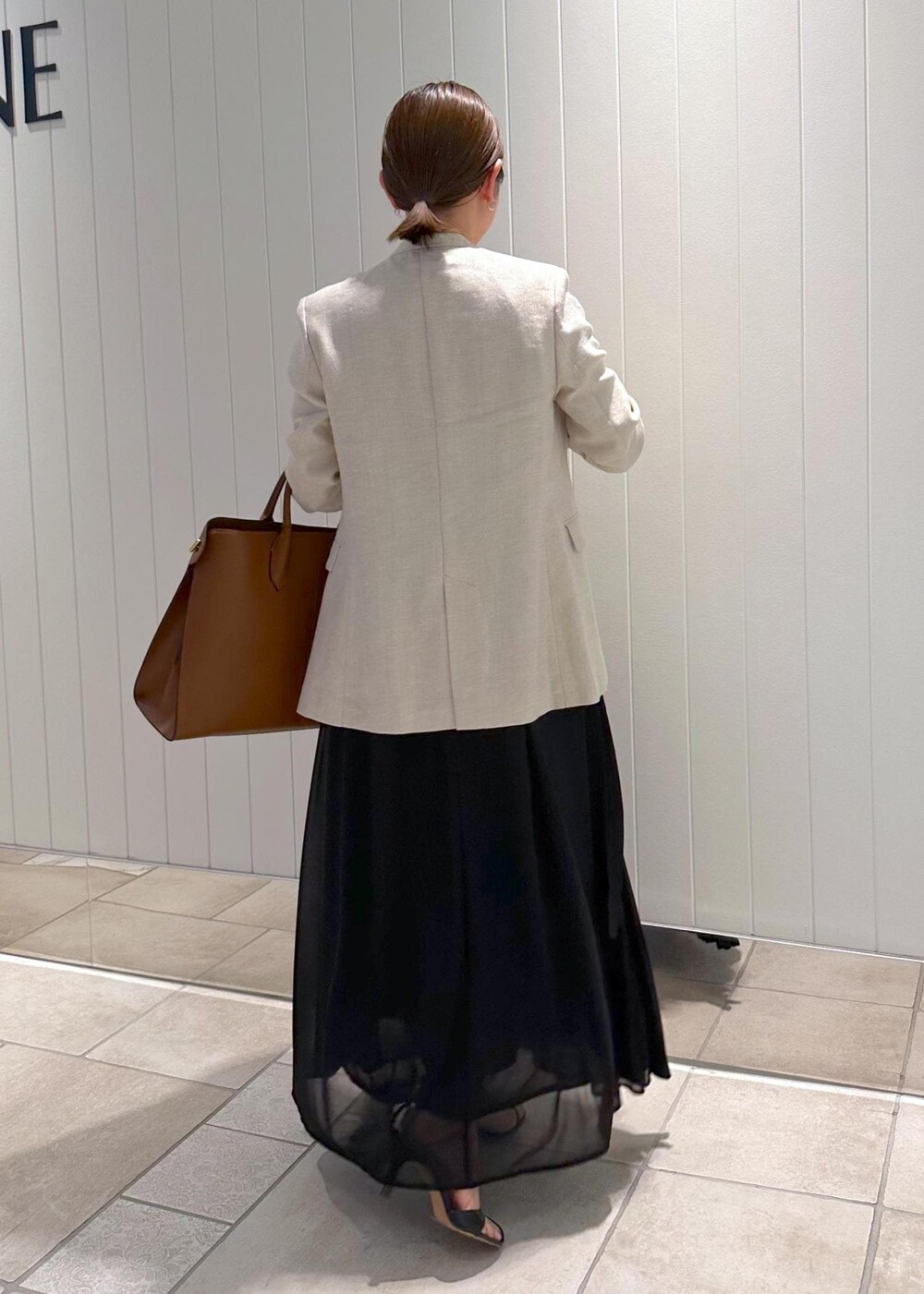 「お出かけコーデ、通勤コーデ、ルミネスタッフ、ブラック、ワンピース、ノースリーブ、シアー、サンダル、ヒール、ROPÉ、A4、通勤バッグ、24SS春の新作、24SS夏の新作、イエベ」｜「ROPE'のロープノットモチーフバングル【メディア掲載】（バングル/リストバンド、ゴールド系）」を使った、nishiさん（レディース・155cm）の春コーディネートの4枚目の写真