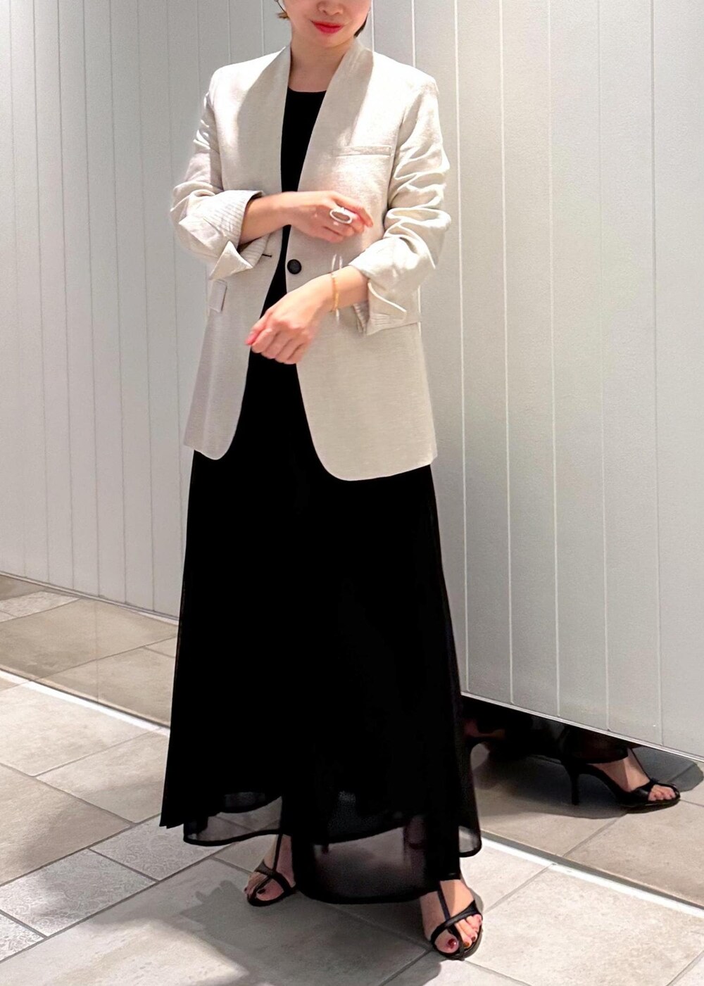 「お出かけコーデ、通勤コーデ、ルミネスタッフ、ブラック、ワンピース、ノースリーブ、シアー、サンダル、ヒール、ROPÉ、A4、通勤バッグ、24SS春の新作、24SS夏の新作、イエベ」｜「ROPE'のロープノットモチーフバングル【メディア掲載】（バングル/リストバンド、ゴールド系）」を使った、nishiさん（レディース・155cm）の春コーディネートの7枚目の写真