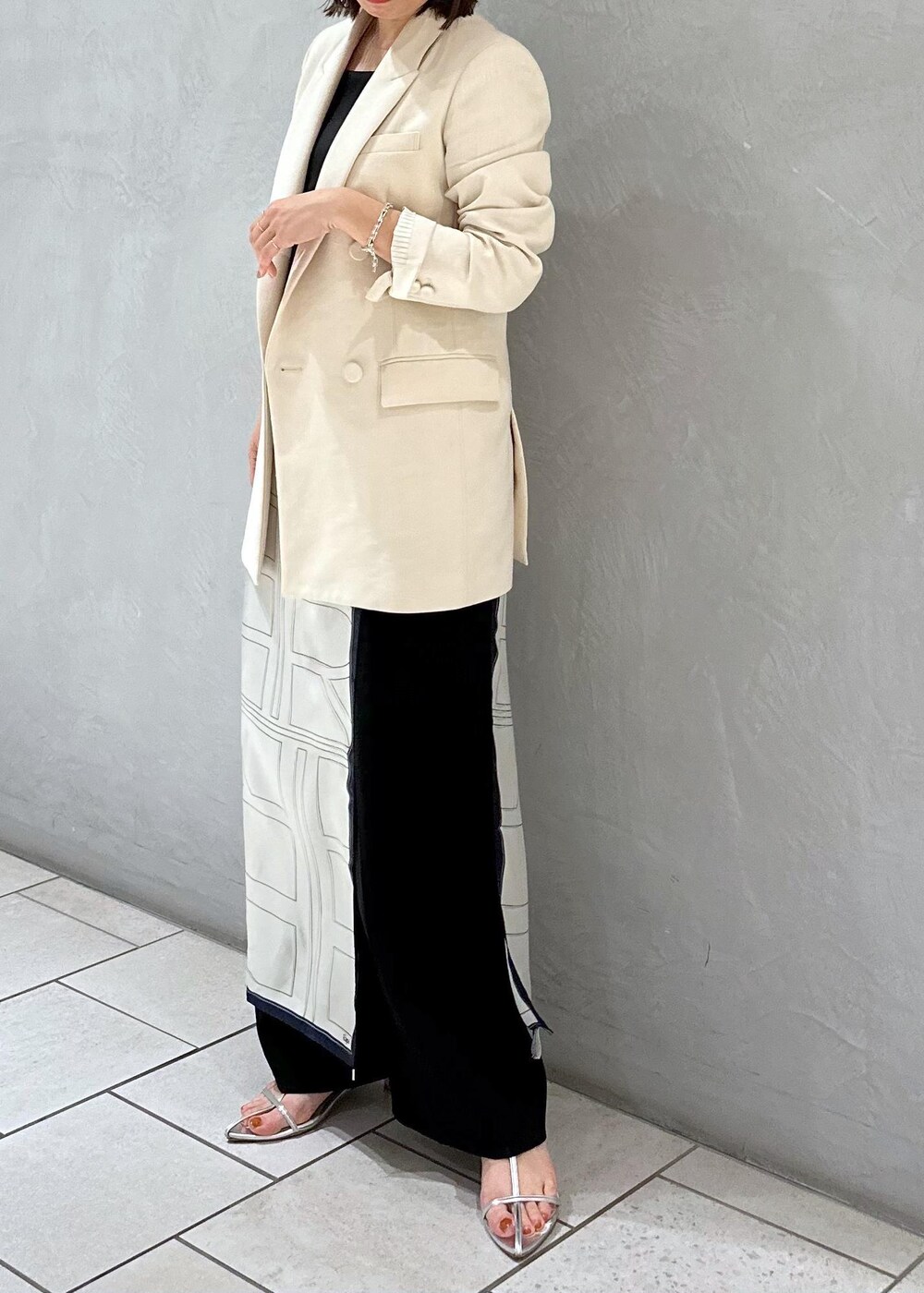 ブラック系のキャミソール、ホワイト系のテーラードジャケット、ホワイト系のバンダナ/スカーフを着用したレディースの冬コーディネートの4枚目の写真