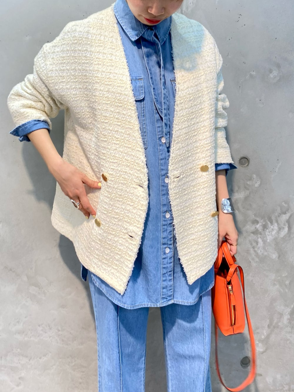 ホワイト系のノーカラージャケット、ブルー系のシャツ/ブラウス、オレンジ系のショルダーバッグを着用したレディースの春コーディネートの3枚目の写真