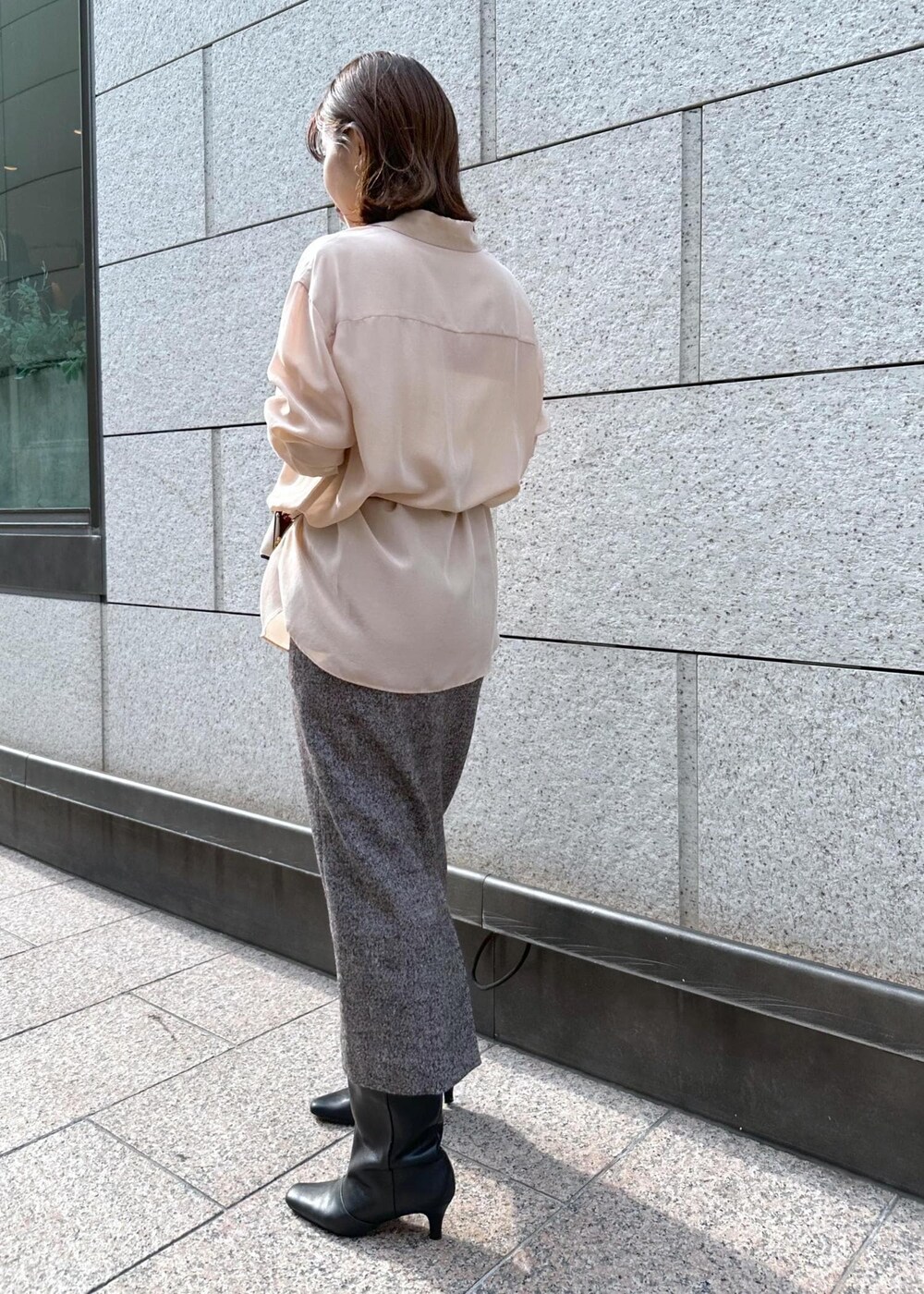 ブラウン系のスカート、ピンク系のシャツ/ブラウス、ベージュ系のショルダーバッグを着用したレディースの秋コーディネートの7枚目の写真