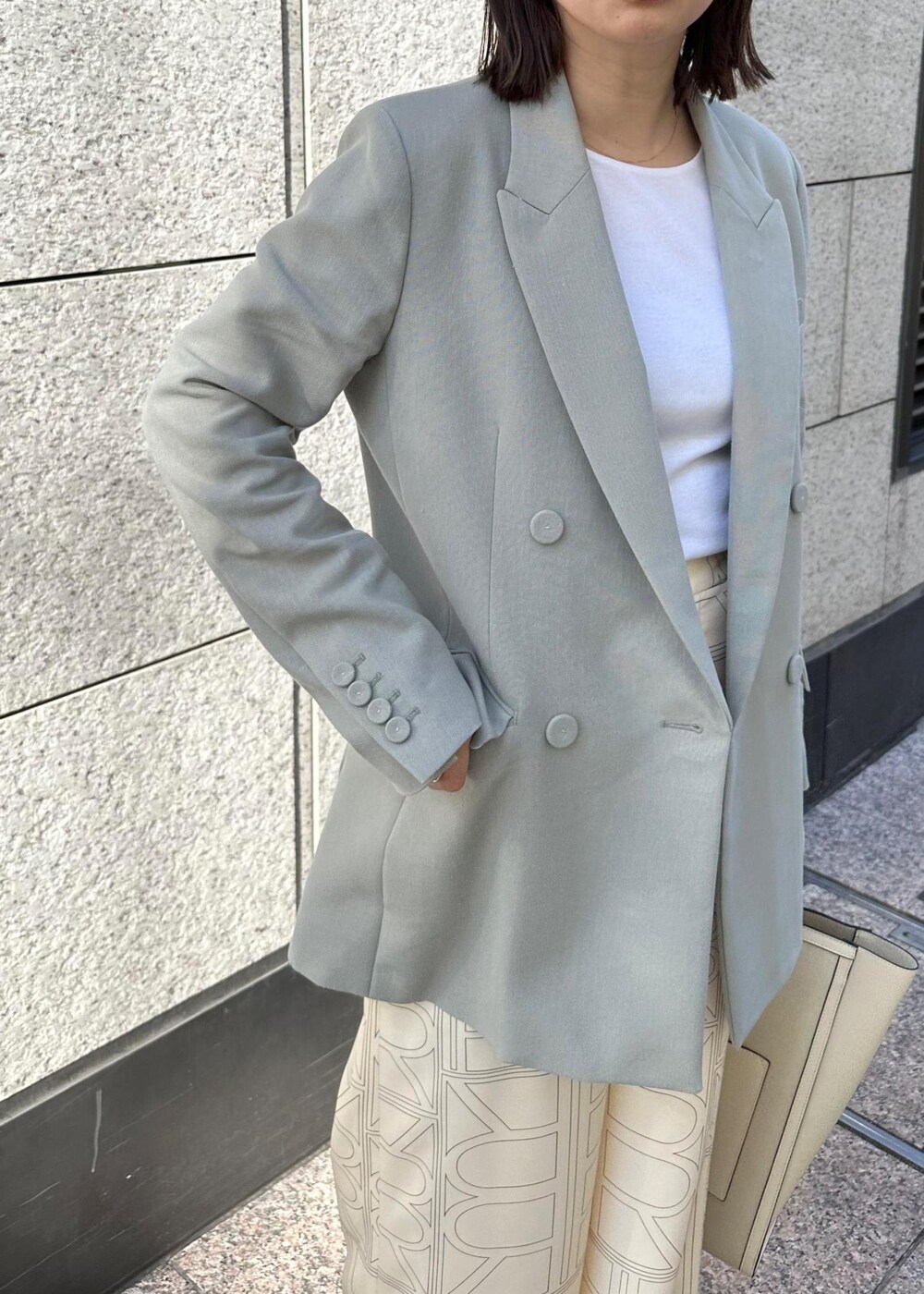 ベージュ系のパンプス、ベージュ系のトートバッグ、ホワイト系のその他パンツを着用したレディースの冬コーディネートの5枚目の写真