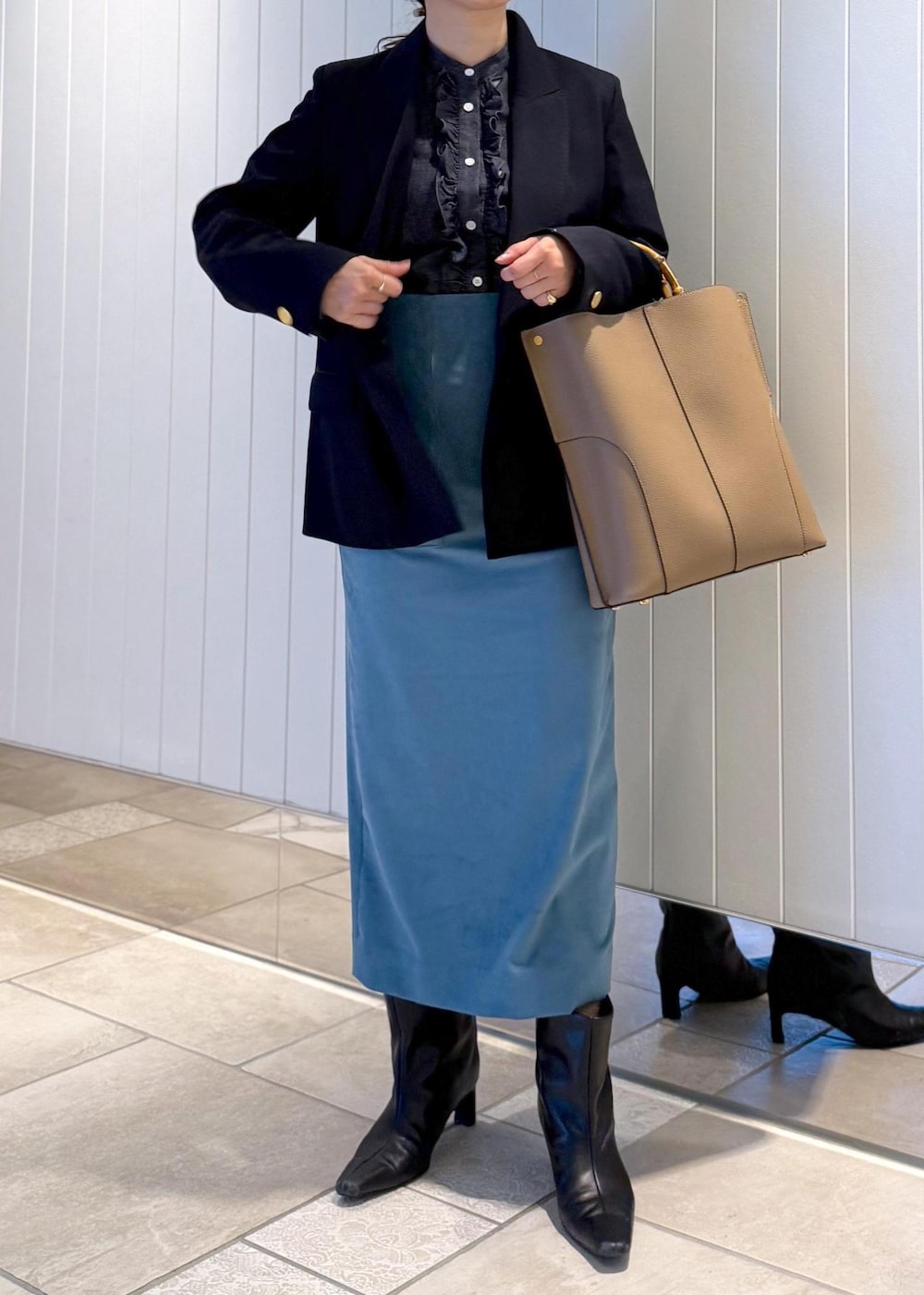 ベージュ系のトートバッグ、ブルー系のスカート、ブルー系のテーラードジャケットを着用したレディースの秋コーディネートの4枚目の写真