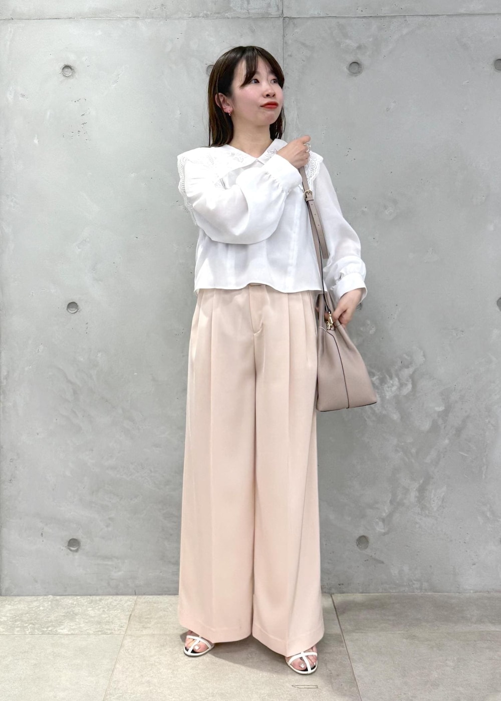 ピンク系のその他パンツ、ホワイト系のシャツ/ブラウスを着用したレディースの春コーディネートの2枚目の写真