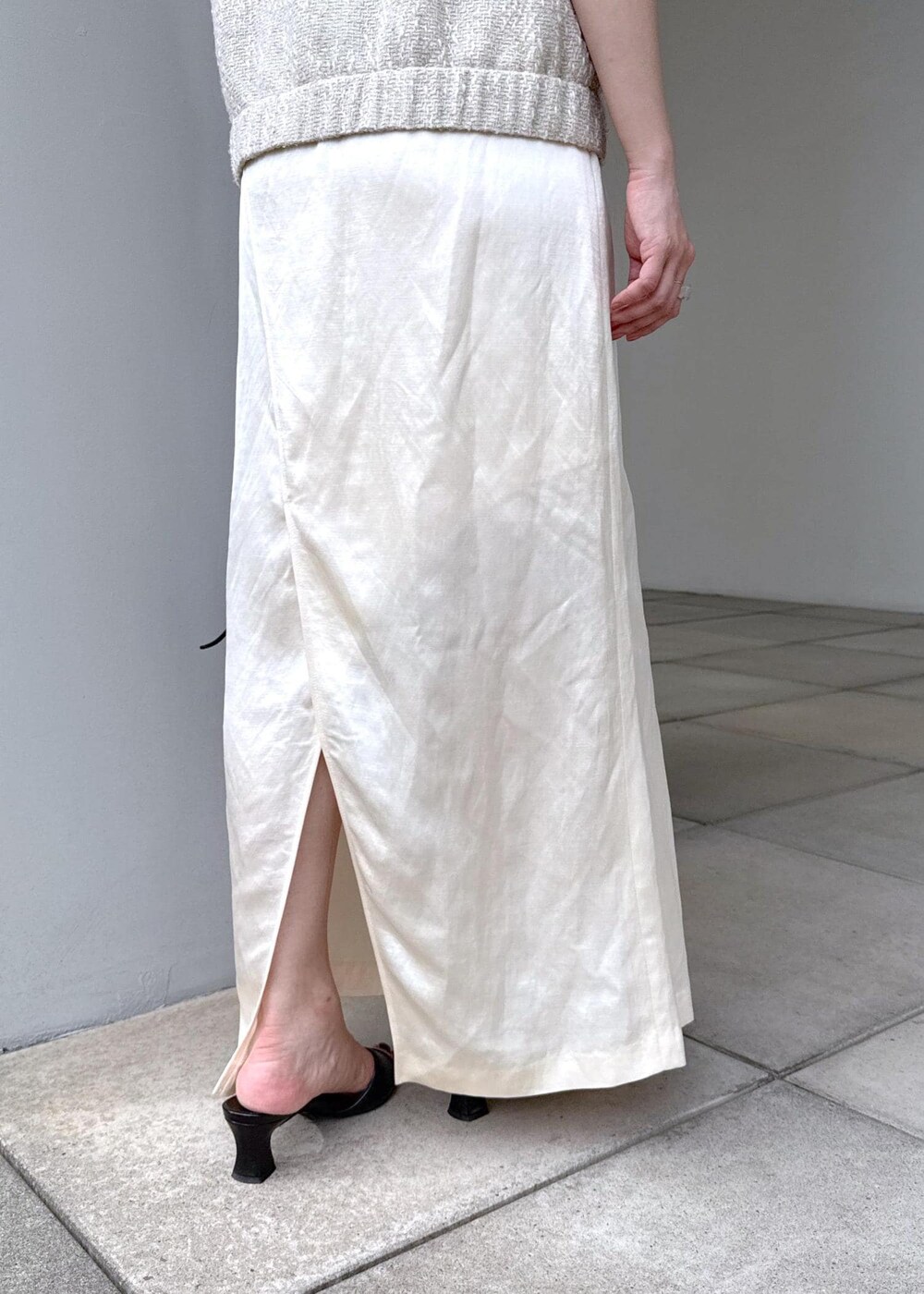 ホワイト系のスカート、ホワイト系のベストを着用したレディースの夏コーディネートの8枚目の写真