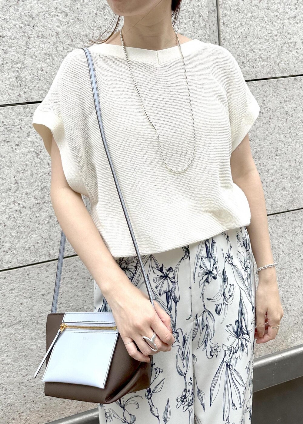 ブラウン系のショルダーバッグ、ホワイト系のサンダル、ホワイト系のその他パンツを着用したレディースの夏コーディネートの4枚目の写真