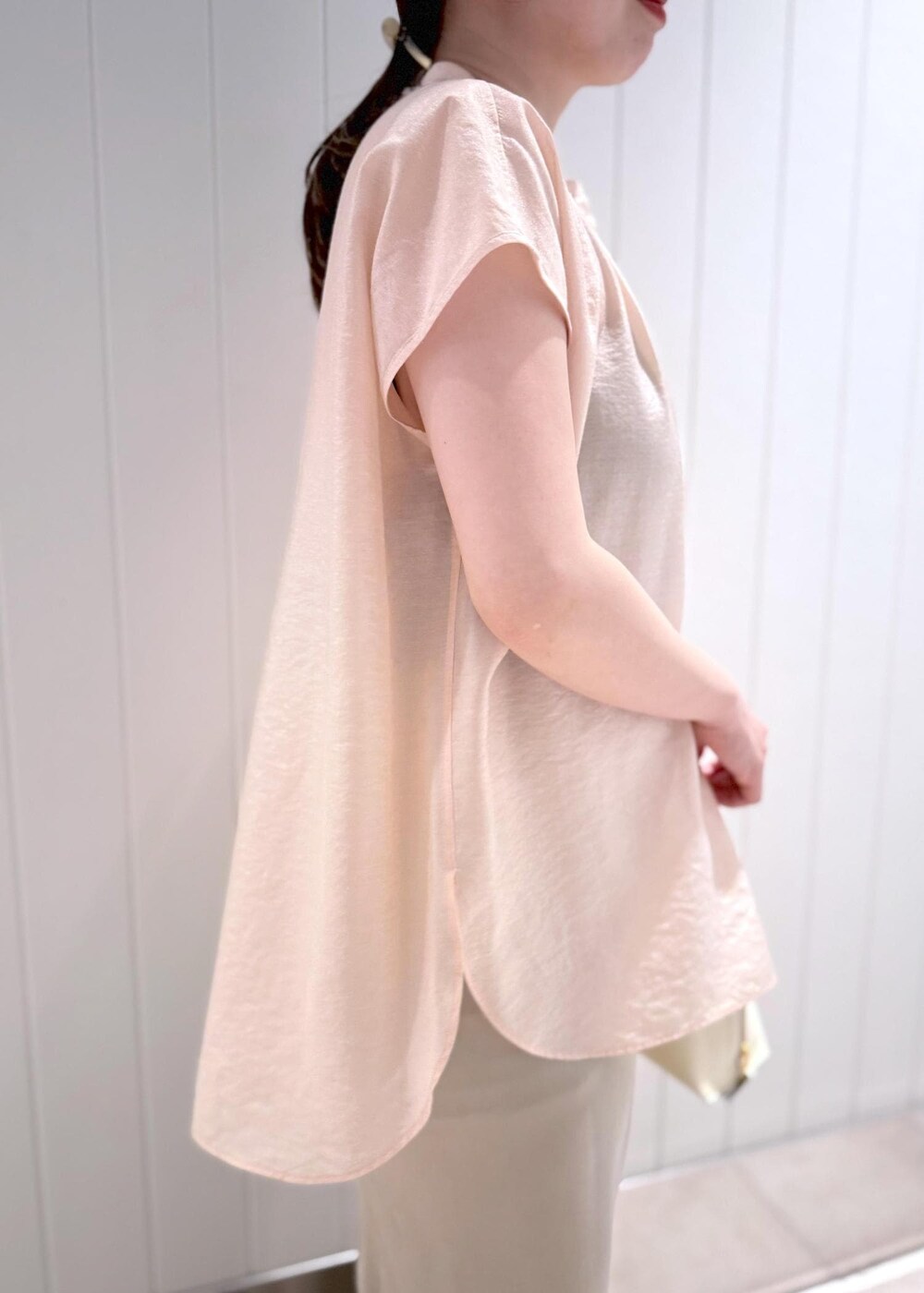 ベージュ系のスカート、ピンク系のシャツ/ブラウス、ホワイト系のハンドバッグを着用したレディースの夏コーディネートの6枚目の写真