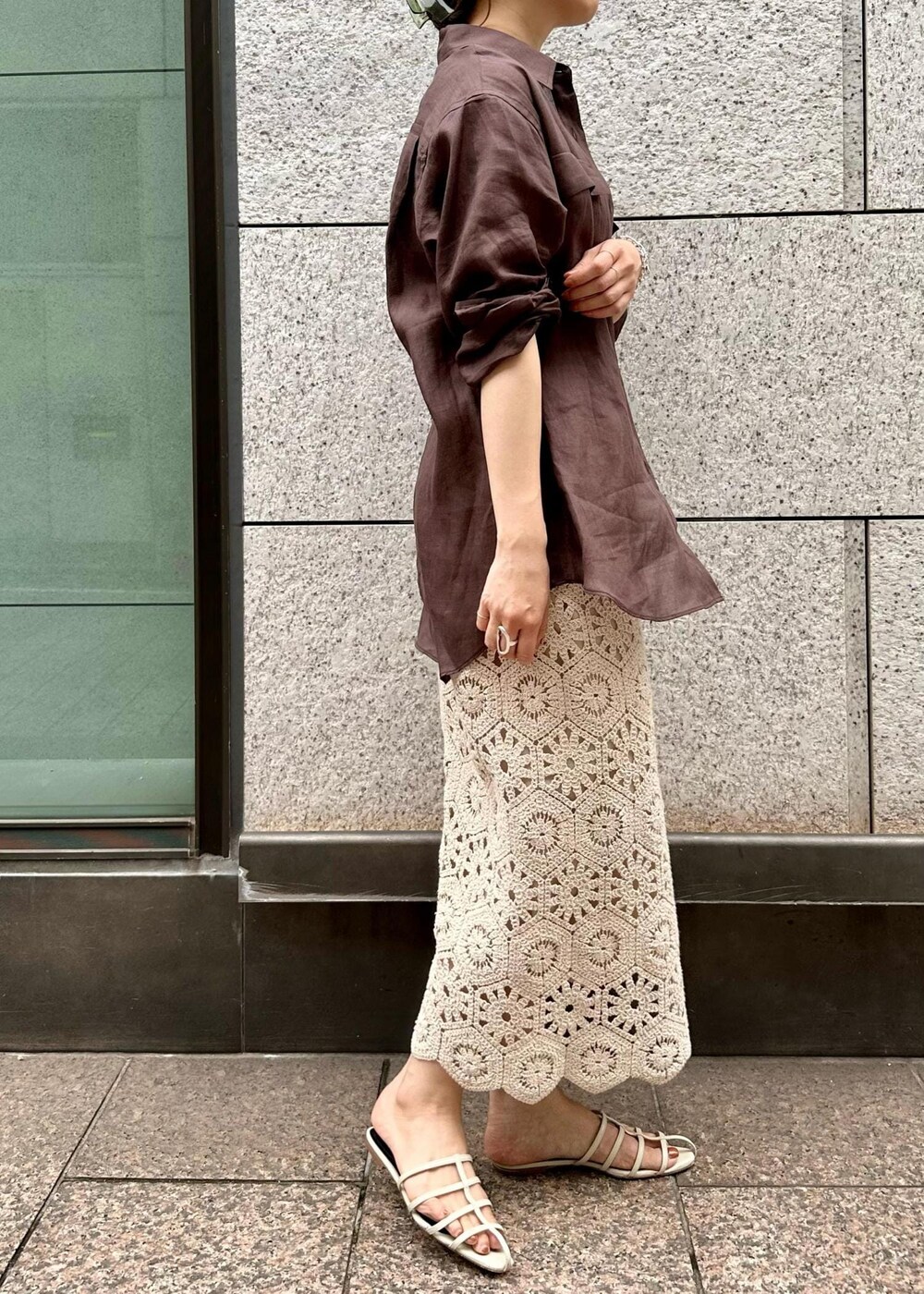 ホワイト系のスカート、ホワイト系のサンダル、ブラウン系のシャツ/ブラウスを着用したレディースの夏コーディネートの5枚目の写真
