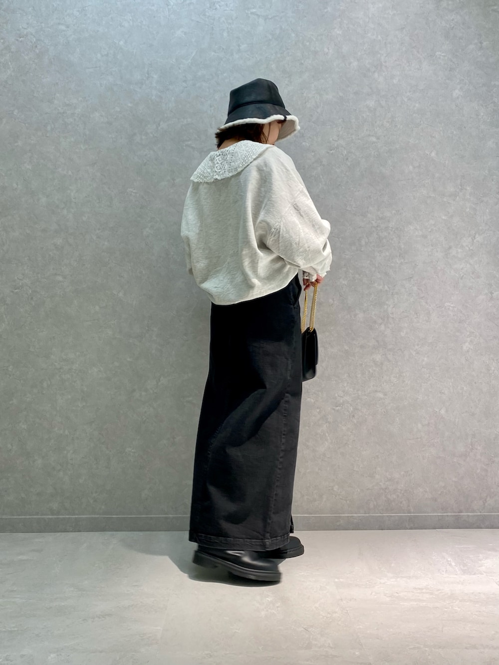 ホワイト系のシャツ/ブラウス、ブラック系のサロペット/オーバーオール、ブラック系のブーツを着用したレディースの秋コーディネートの4枚目の写真