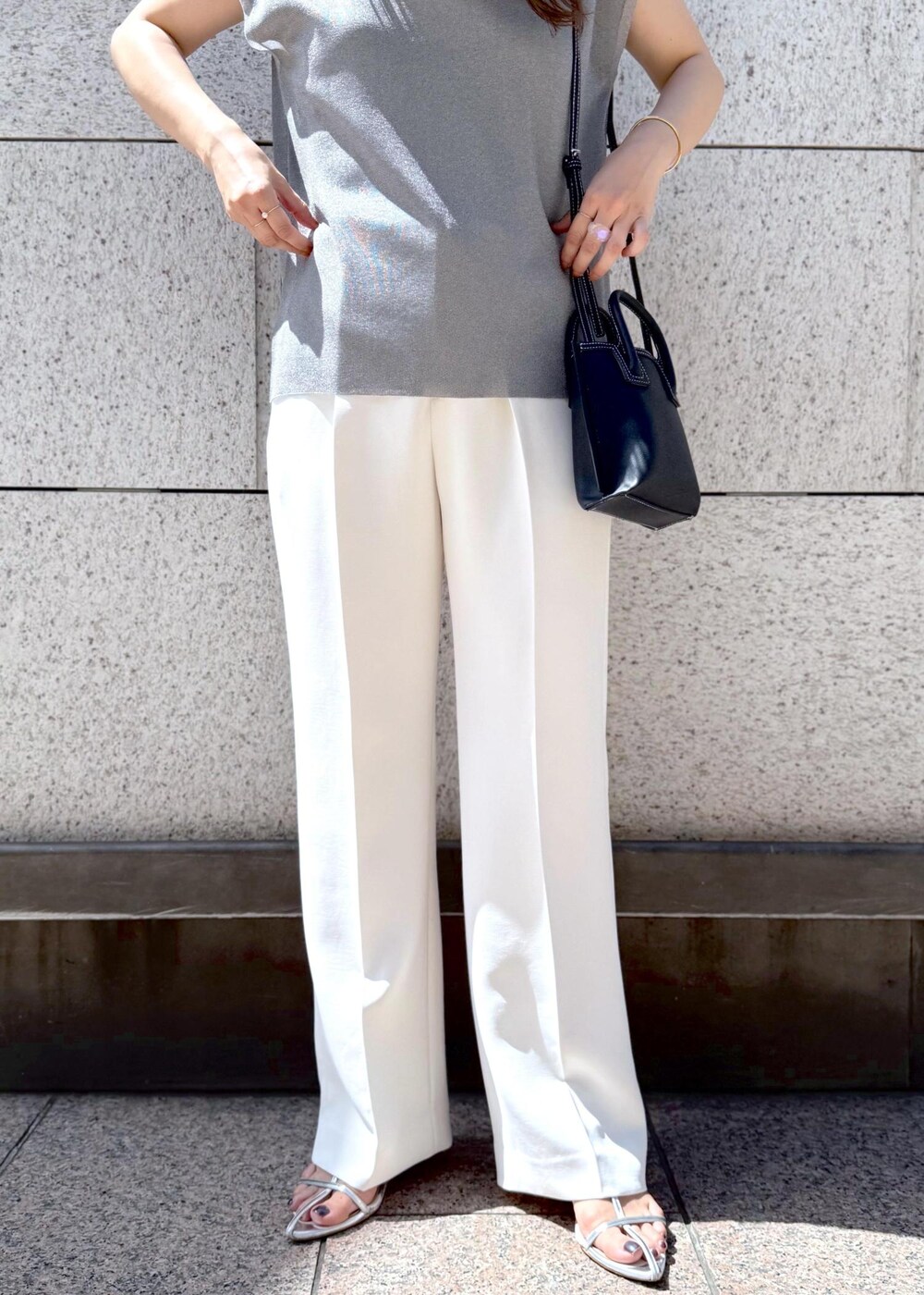 シルバー系のシャツ/ブラウス、ホワイト系のその他パンツ、ブルー系のショルダーバッグを着用したレディースの夏コーディネートの8枚目の写真