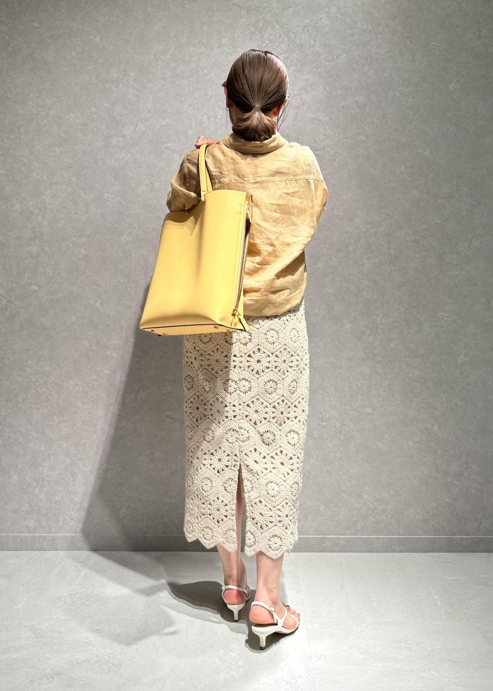ベージュ系のシャツ/ブラウス、ホワイト系のスカート、イエロー系のバッグを着用したレディースの春コーディネートの3枚目の写真