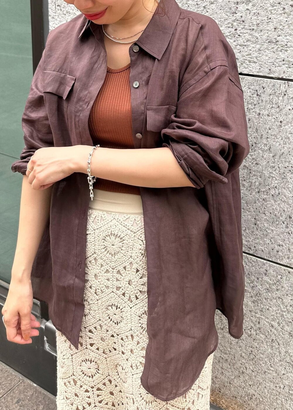 ホワイト系のスカート、ホワイト系のサンダル、ブラウン系のシャツ/ブラウスを着用したレディースの夏コーディネートの4枚目の写真