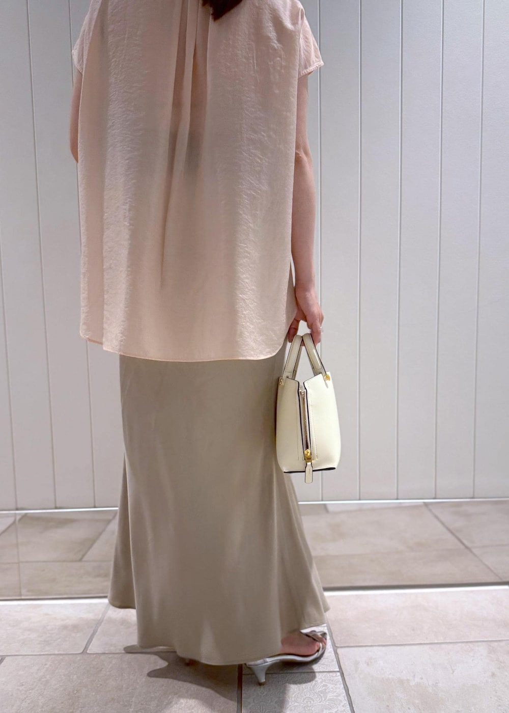 ベージュ系のスカート、ピンク系のシャツ/ブラウス、ホワイト系のハンドバッグを着用したレディースの夏コーディネートの9枚目の写真