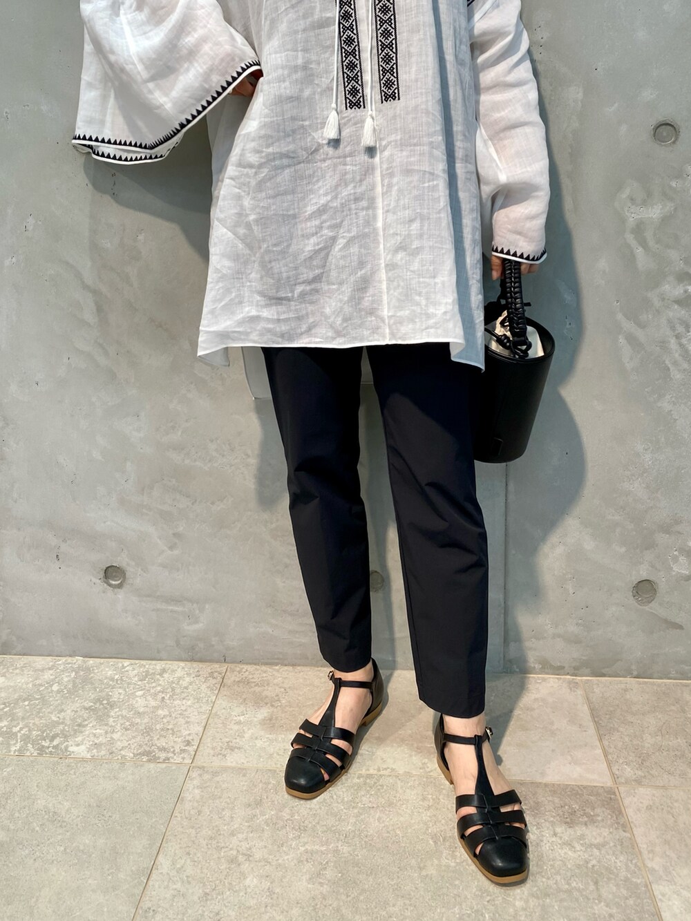 ホワイト系のシャツ/ブラウス、ブラック系のショルダーバッグ、ブラック系のその他パンツを着用したレディースの春コーディネートの4枚目の写真