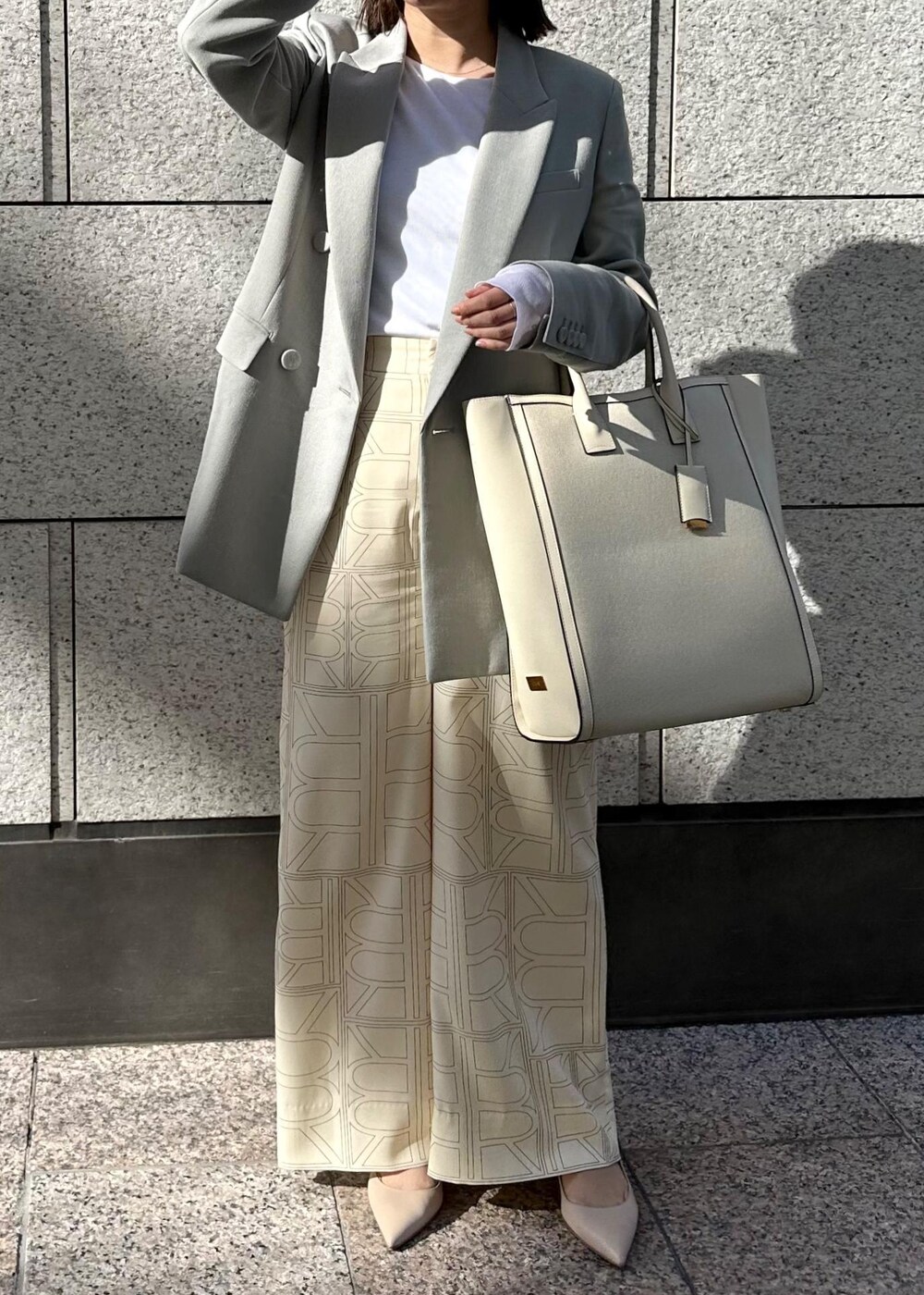 ベージュ系のパンプス、ベージュ系のトートバッグ、ホワイト系のその他パンツを着用したレディースの冬コーディネートの2枚目の写真