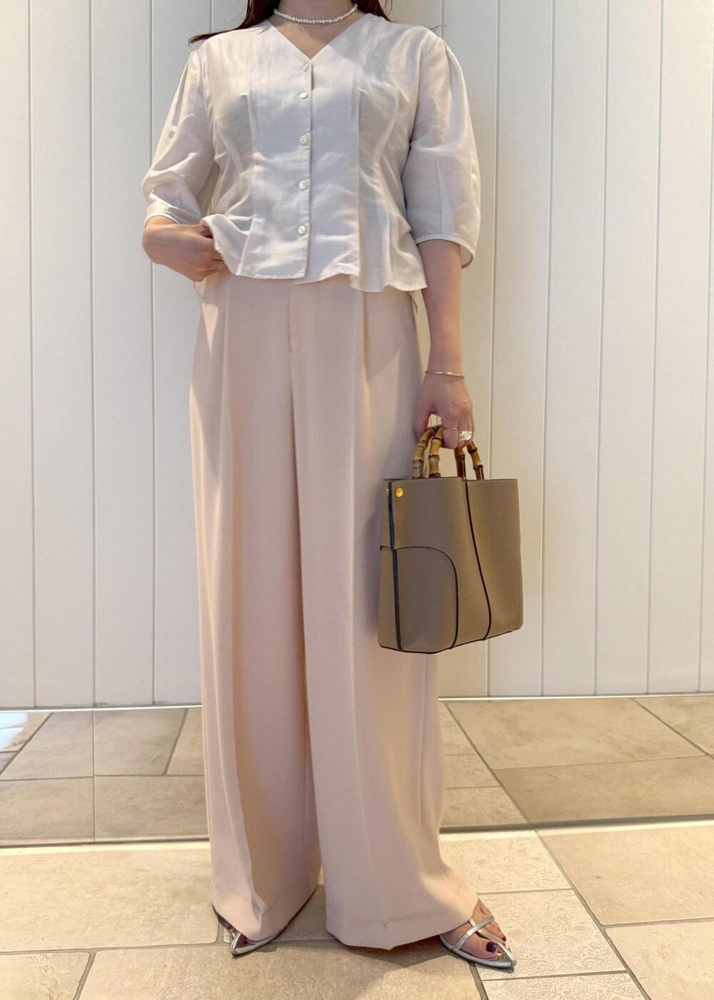 ピンク系のその他パンツ、ホワイト系のシャツ/ブラウス、ベージュ系のハンドバッグを着用したレディースの夏コーディネートの5枚目の写真