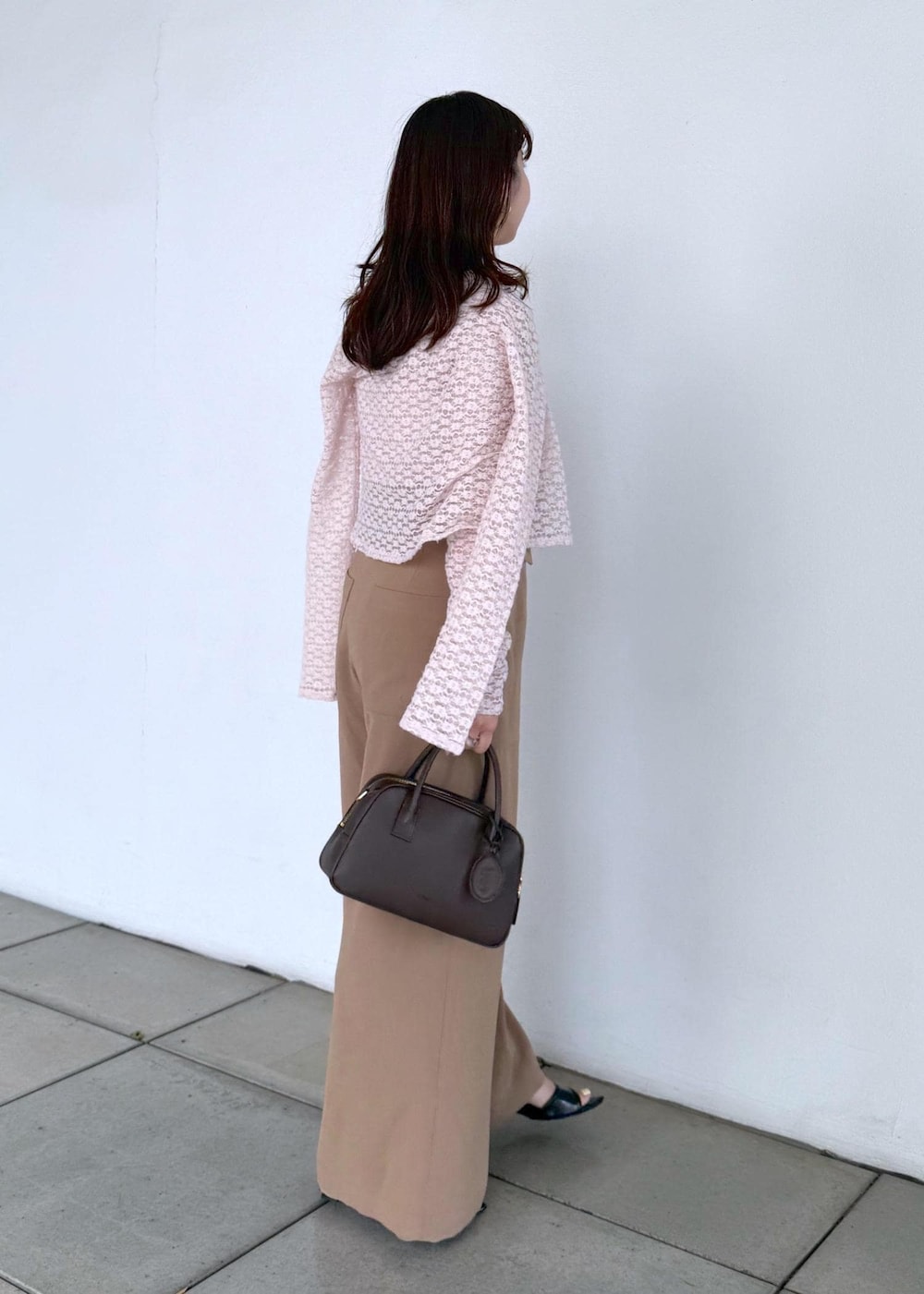 ブラウン系のハンドバッグ、ブラウン系のその他パンツ、ピンク系のカーディガン/ボレロを着用したレディースの夏コーディネートの3枚目の写真