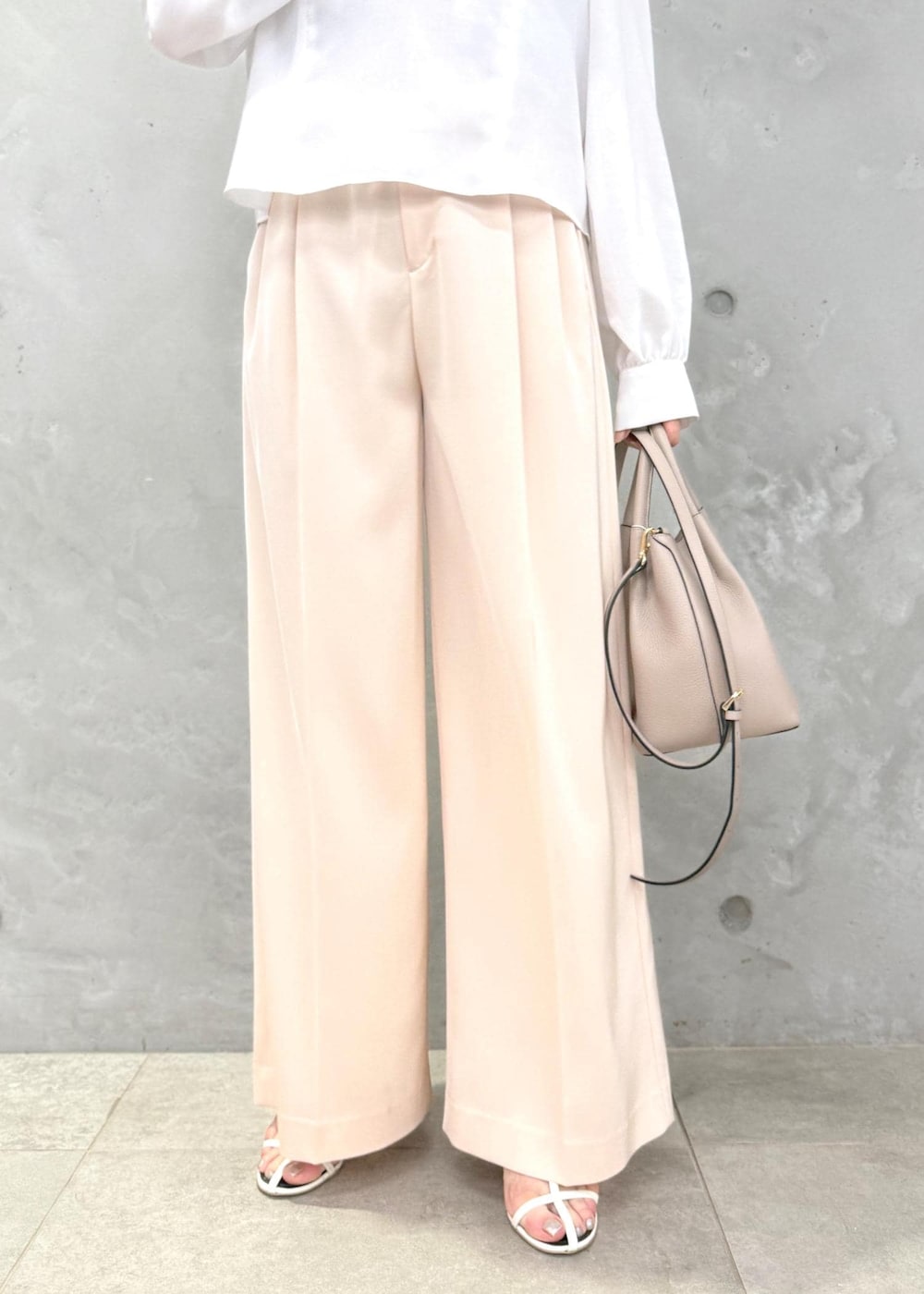 ピンク系のその他パンツ、ホワイト系のシャツ/ブラウスを着用したレディースの春コーディネートの6枚目の写真