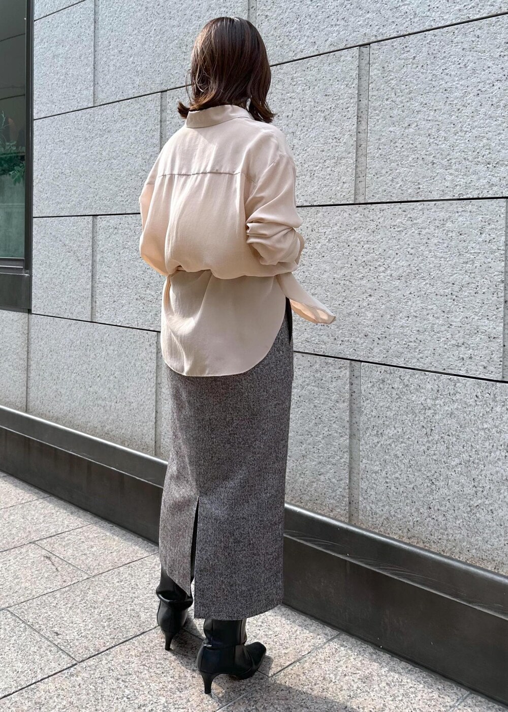 ブラウン系のスカート、ピンク系のシャツ/ブラウス、ベージュ系のショルダーバッグを着用したレディースの秋コーディネートの6枚目の写真