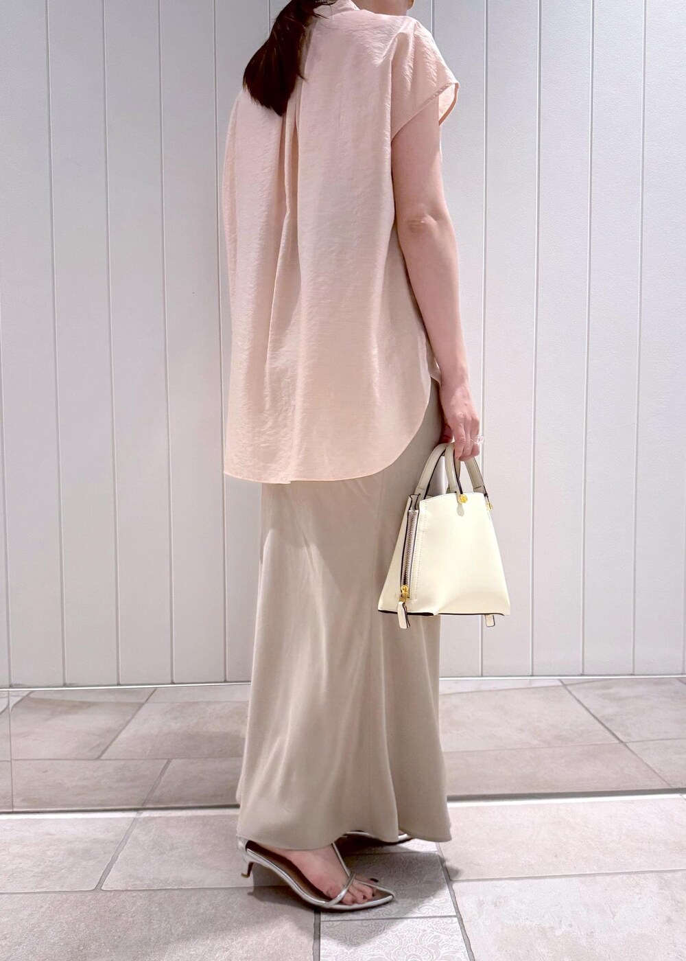 ベージュ系のスカート、ピンク系のシャツ/ブラウス、ホワイト系のハンドバッグを着用したレディースの夏コーディネートの8枚目の写真