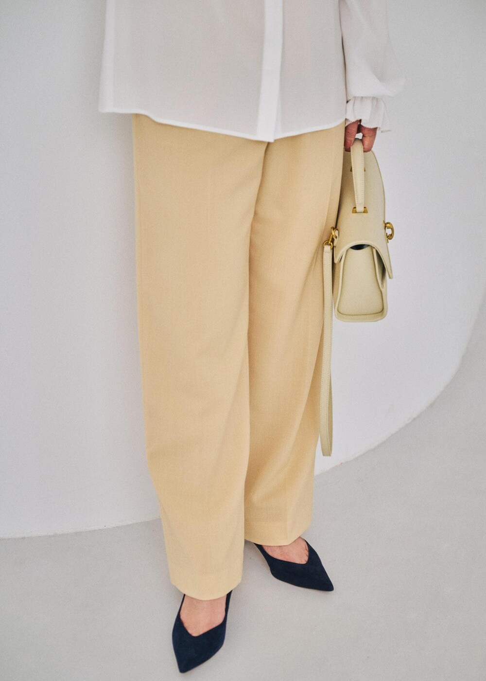 ホワイト系のシャツ/ブラウス、ベージュ系のその他パンツを着用したレディースの冬コーディネートの6枚目の写真