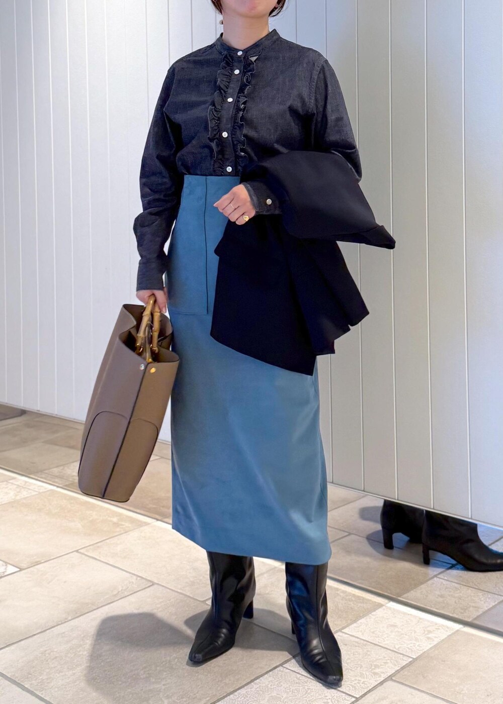 ベージュ系のトートバッグ、ブルー系のスカート、ブルー系のテーラードジャケットを着用したレディースの秋コーディネートの8枚目の写真