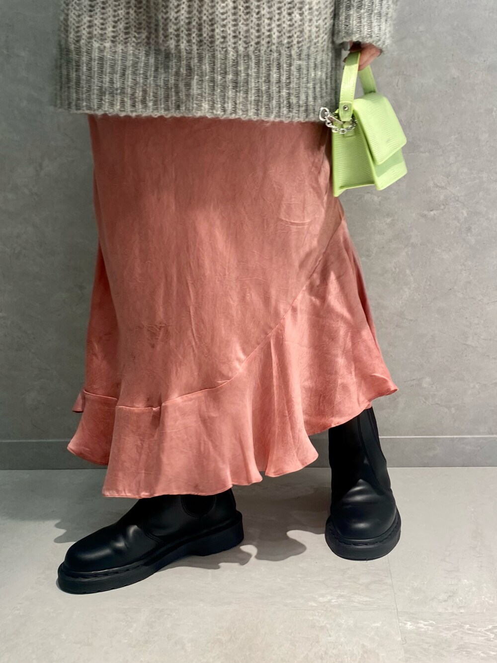 グレー系のニット/セーター、ブルー系のシャツ/ブラウス、グリーン系のバッグを着用したレディースの冬コーディネートの5枚目の写真