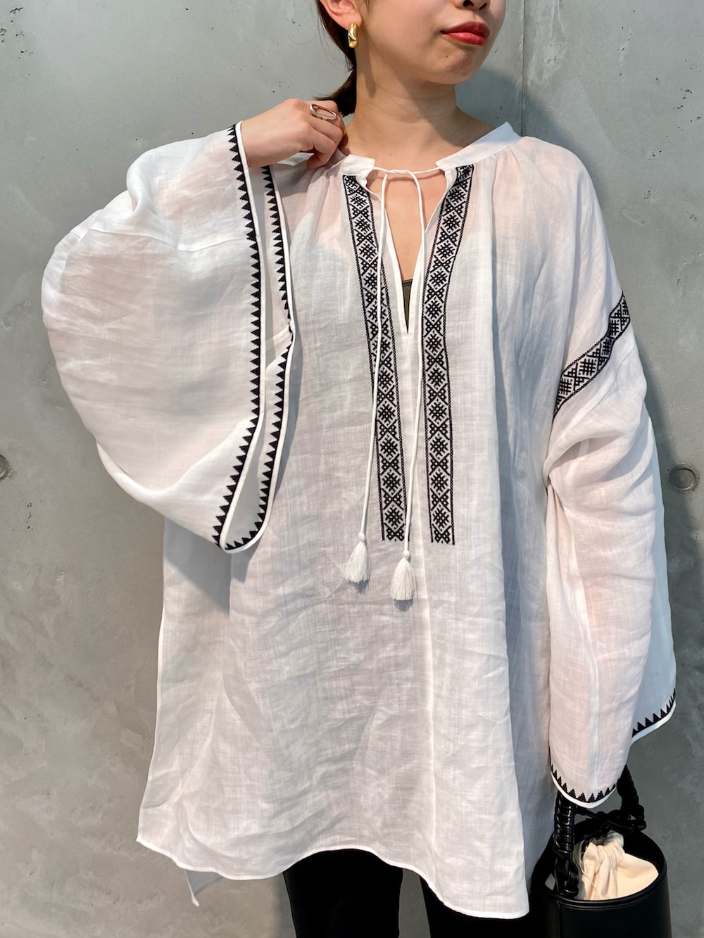 ホワイト系のシャツ/ブラウス、ブラック系のショルダーバッグ、ブラック系のその他パンツを着用したレディースの春コーディネートの3枚目の写真