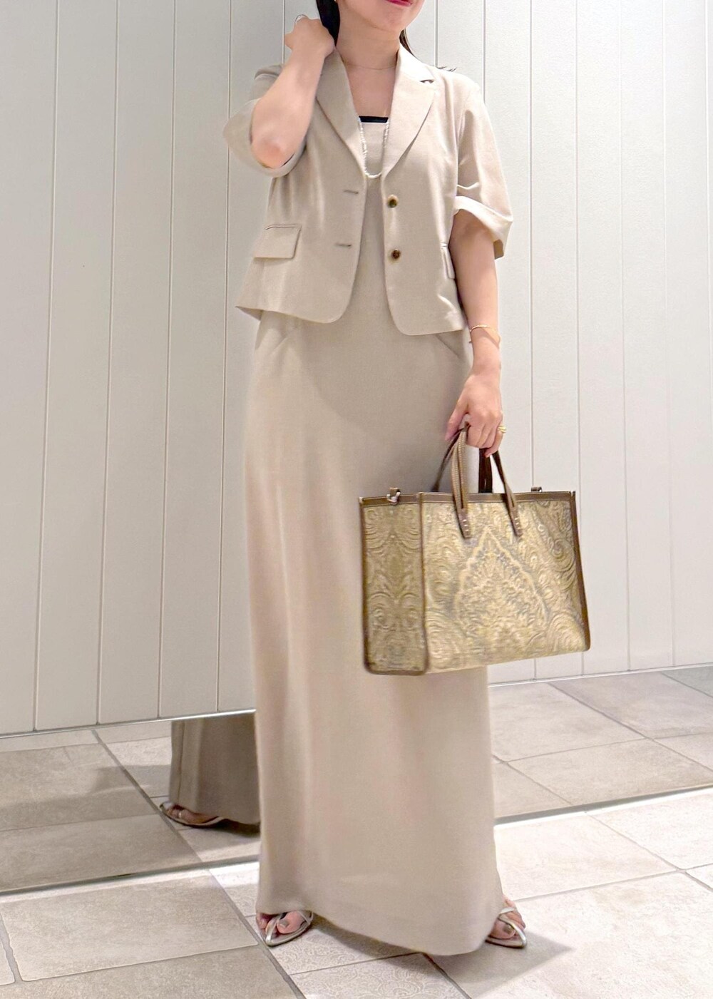 ベージュ系のワンピース、ベージュ系のテーラードジャケット、その他のリングを着用したレディースの春コーディネートの9枚目の写真