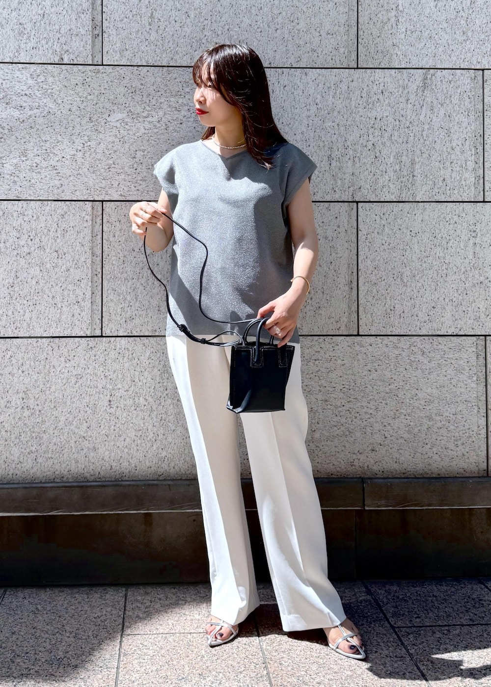 シルバー系のシャツ/ブラウス、ホワイト系のその他パンツ、ブルー系のショルダーバッグを着用したレディースの夏コーディネートの9枚目の写真