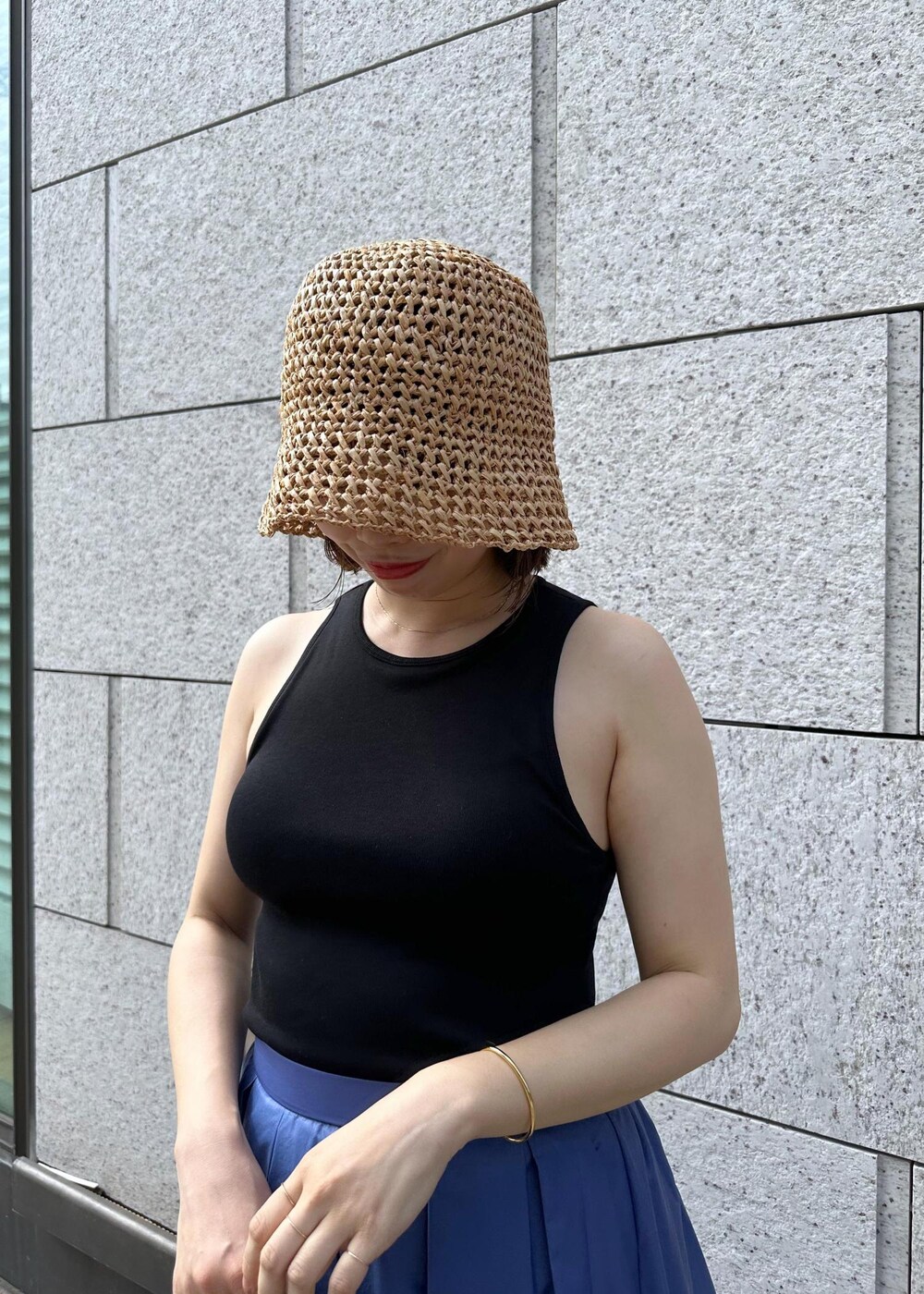 ブラック系のサンダル、ブルー系のスカート、ブラック系のタンクトップを着用したレディースの夏コーディネートの6枚目の写真