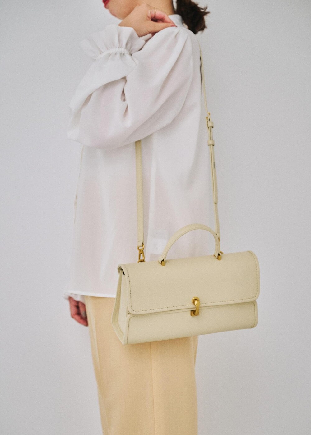 ホワイト系のシャツ/ブラウス、ベージュ系のその他パンツを着用したレディースの冬コーディネートの5枚目の写真