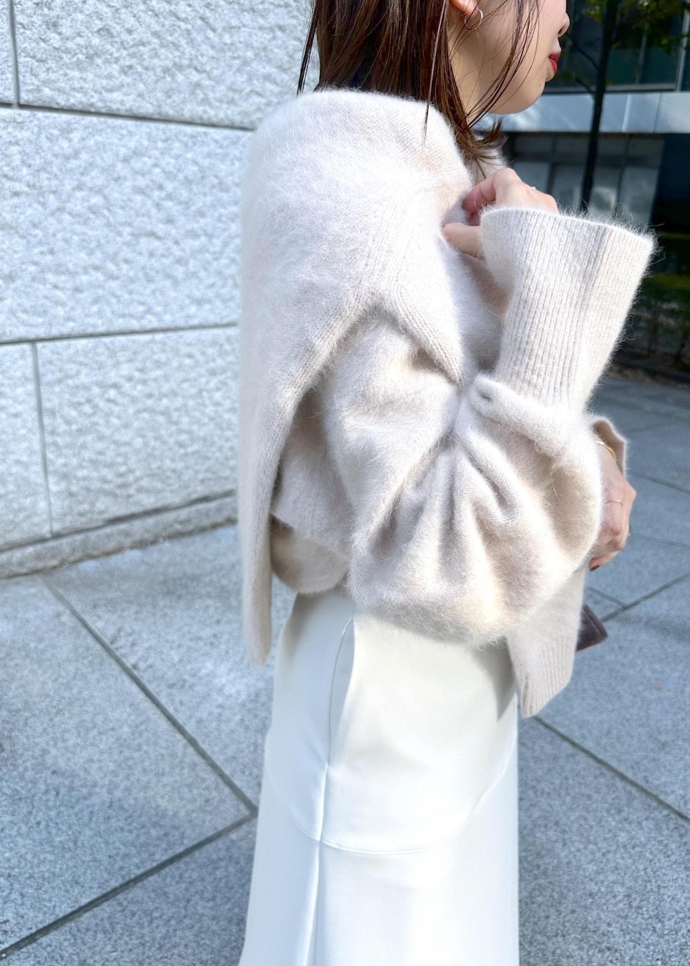 ホワイト系のスカート、ベージュ系のカーディガン/ボレロ、ベージュ系のニット/セーターを着用したレディースの秋コーディネートの7枚目の写真