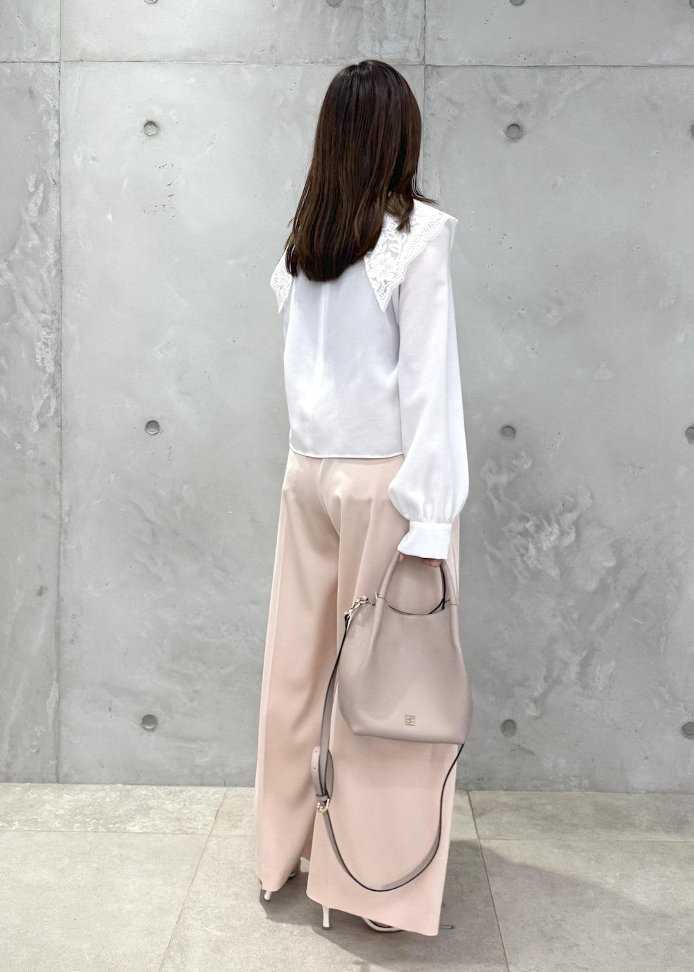 ピンク系のその他パンツ、ホワイト系のシャツ/ブラウスを着用したレディースの春コーディネートの3枚目の写真