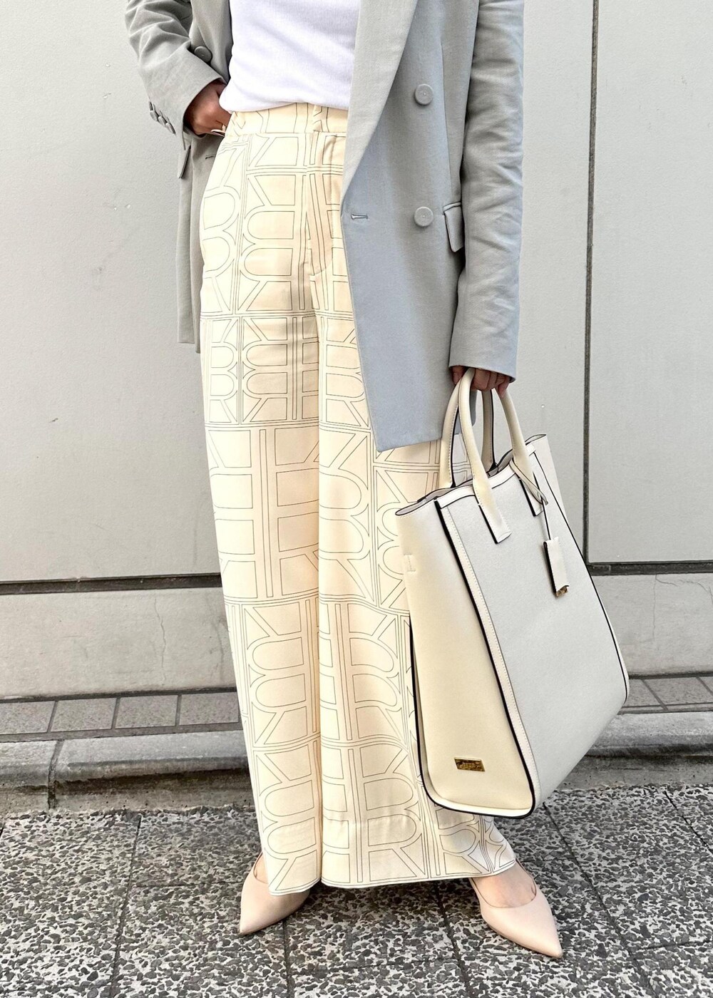 ベージュ系のパンプス、ベージュ系のトートバッグ、ホワイト系のその他パンツを着用したレディースの冬コーディネートの9枚目の写真