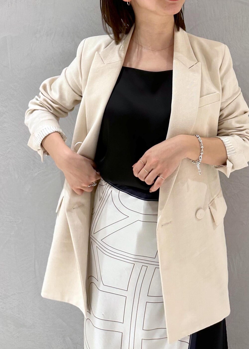 ブラック系のキャミソール、ホワイト系のテーラードジャケット、ホワイト系のバンダナ/スカーフを着用したレディースの冬コーディネートの5枚目の写真