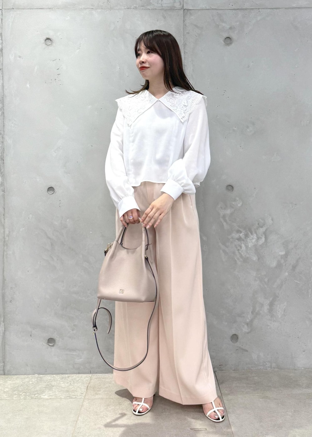 ピンク系のその他パンツ、ホワイト系のシャツ/ブラウスを着用したレディースの春コーディネートの8枚目の写真