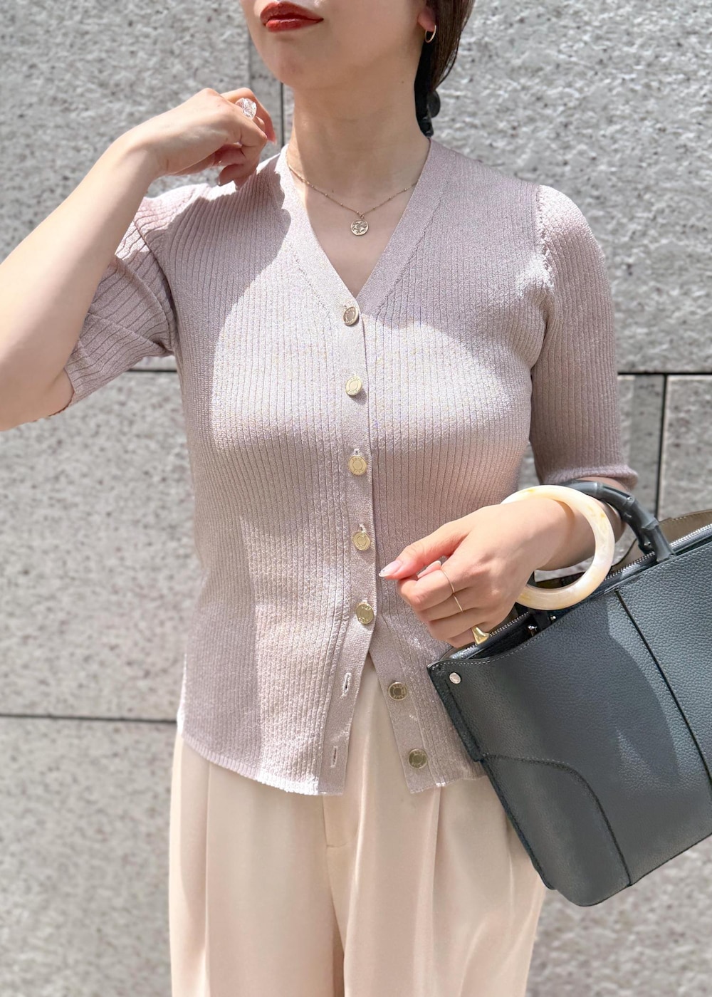 ピンク系のその他パンツ、ピンク系のカーディガン/ボレロ、グレー系のハンドバッグを着用したレディースの夏コーディネートの3枚目の写真