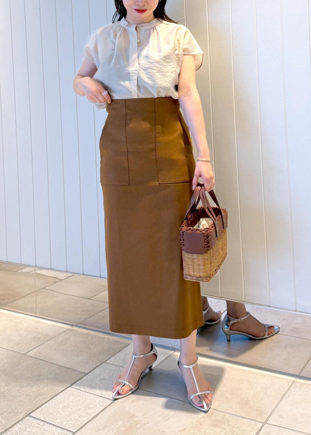 ブラウン系のスカート、ベージュ系のシャツ/ブラウスを着用したレディースの春コーディネートの7枚目の写真
