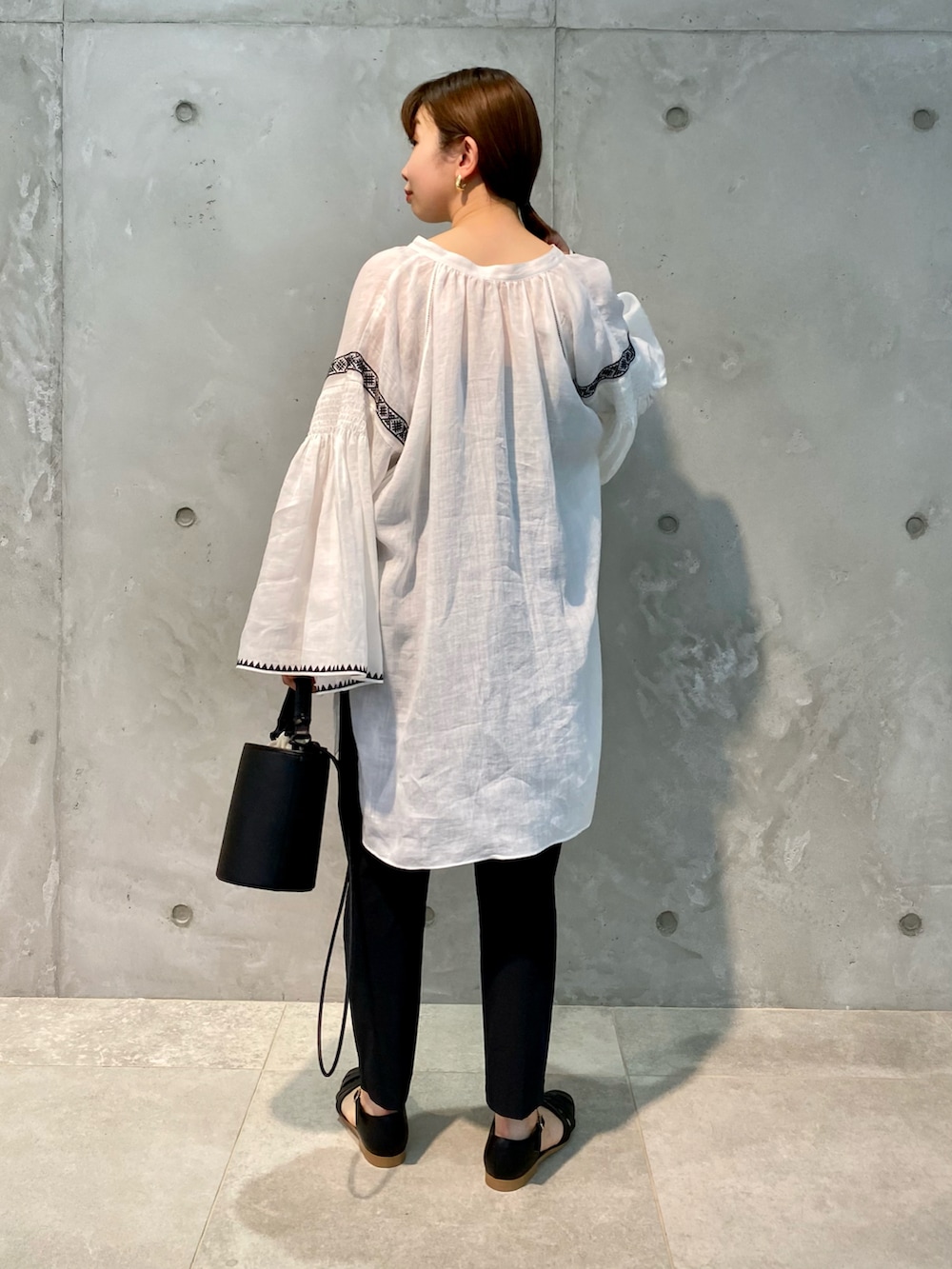 ホワイト系のシャツ/ブラウス、ブラック系のショルダーバッグ、ブラック系のその他パンツを着用したレディースの春コーディネートの2枚目の写真