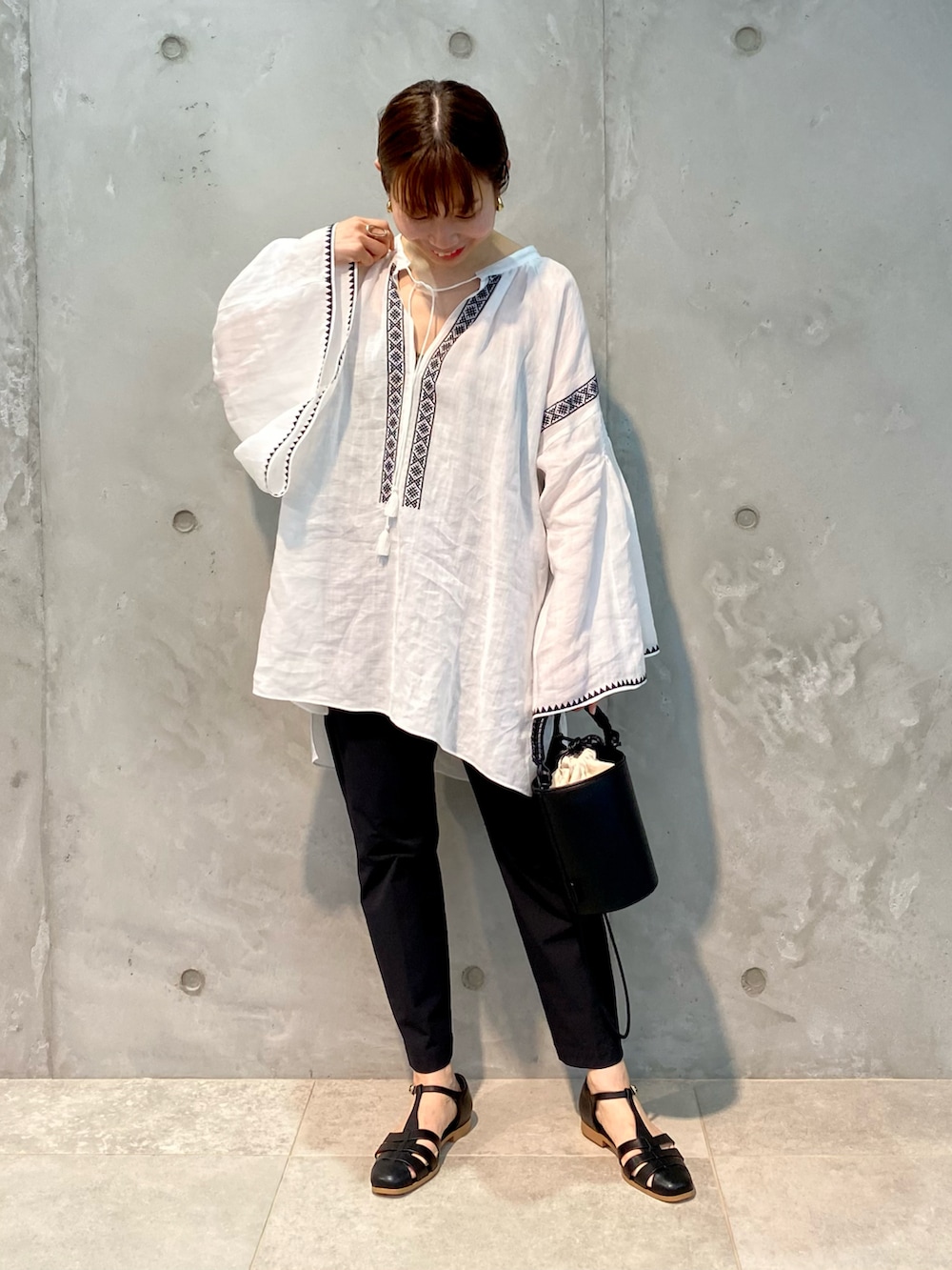 ホワイト系のシャツ/ブラウス、ブラック系のショルダーバッグ、ブラック系のその他パンツを着用したレディースの春コーディネートの5枚目の写真