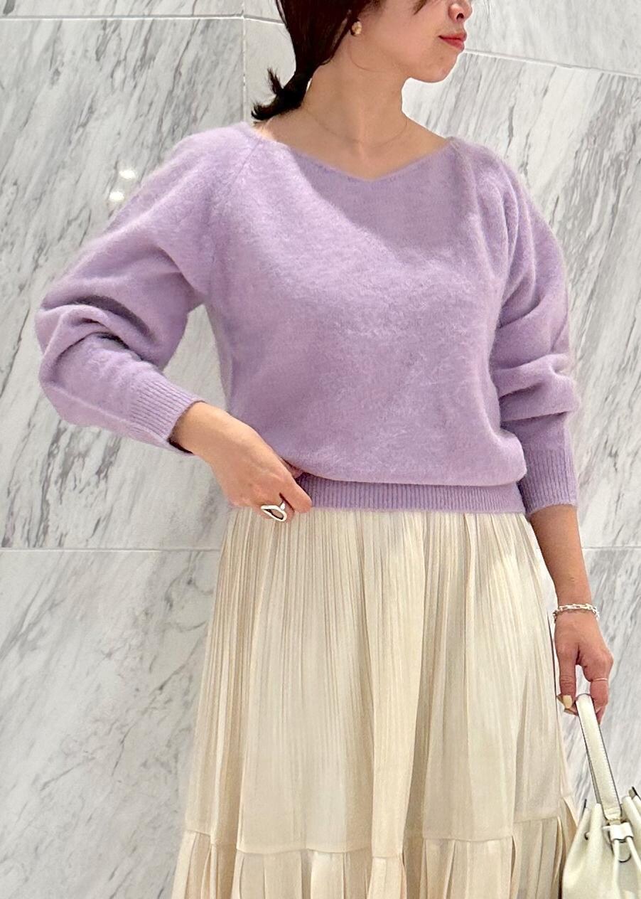 ホワイト系のハンドバッグ、ブラウン系のブーツ、ホワイト系のスカートを着用したレディースの冬コーディネートの4枚目の写真