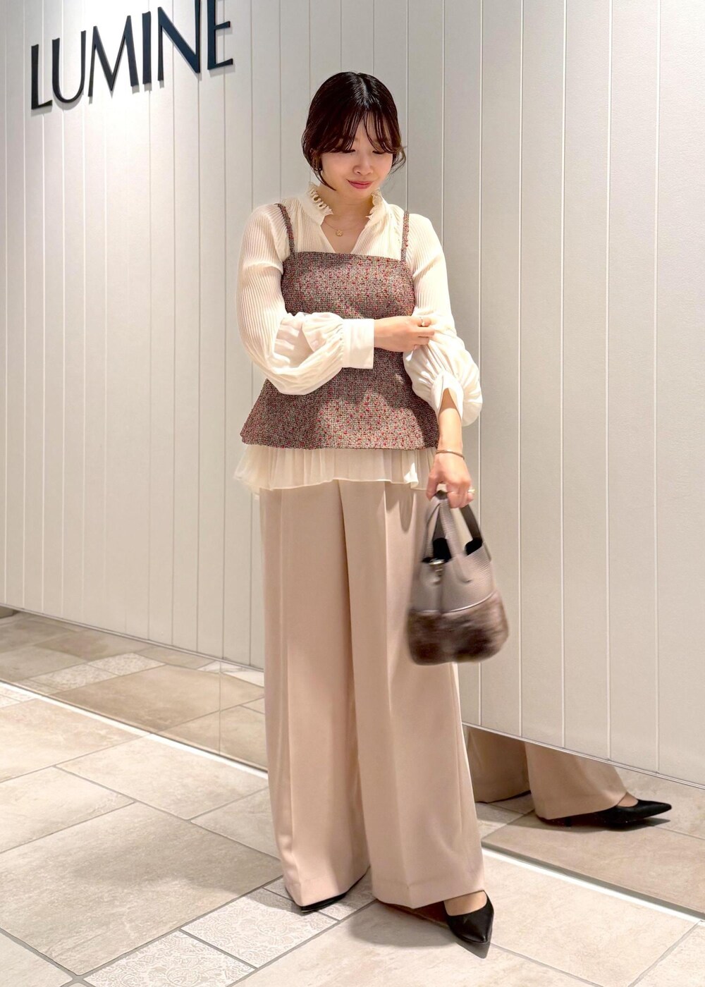 ピンク系のその他パンツ、ホワイト系のシャツ/ブラウス、グレー系のハンドバッグを着用したレディースの秋コーディネートの6枚目の写真