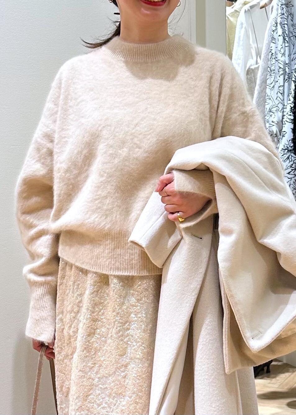 ブラック系のブーツ、ベージュ系のスカート、ベージュ系のニット/セーターを着用したレディースの冬コーディネートの8枚目の写真