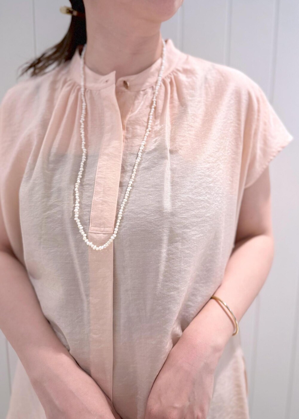 ベージュ系のスカート、ピンク系のシャツ/ブラウス、ホワイト系のハンドバッグを着用したレディースの夏コーディネートの5枚目の写真