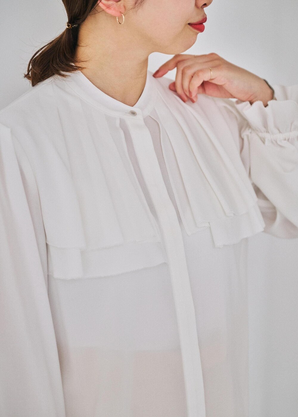 ホワイト系のシャツ/ブラウス、ベージュ系のその他パンツを着用したレディースの冬コーディネートの4枚目の写真