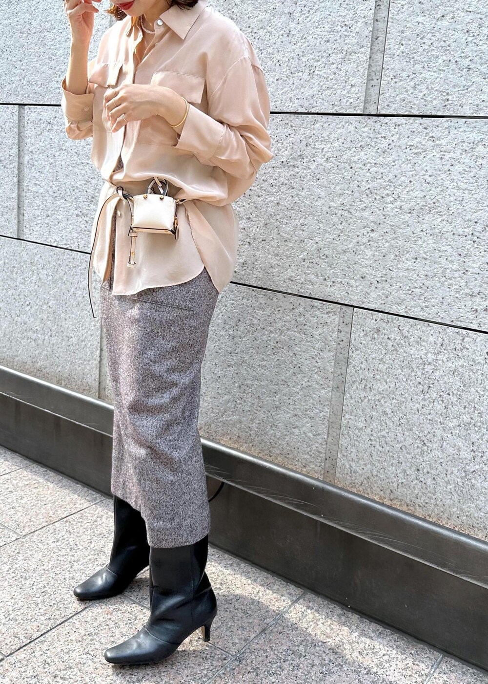 ブラウン系のスカート、ピンク系のシャツ/ブラウス、ベージュ系のショルダーバッグを着用したレディースの秋コーディネートの5枚目の写真