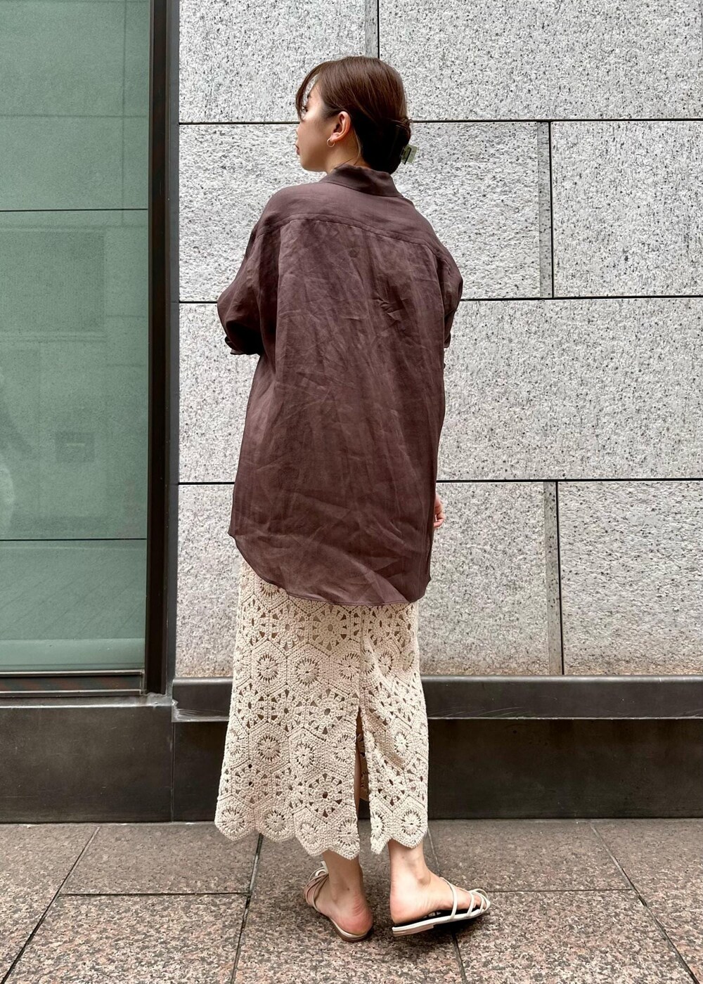 ホワイト系のスカート、ホワイト系のサンダル、ブラウン系のシャツ/ブラウスを着用したレディースの夏コーディネートの3枚目の写真